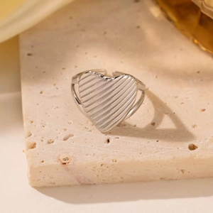 Bague cœur argentée ajustable avec texture côtelée sur socle en pierre élégant
