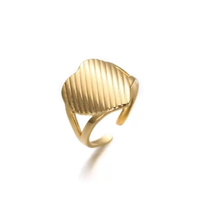 Détail de la bague en acier inoxydable plaqué or 18K avec texture à rayures