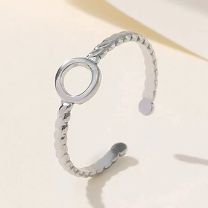 Dettaglio dell'anello d'argento con trama a corda e design circolare svuotato