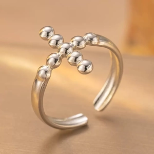 Macro di anello regolabile in argento con croce di perline e design aperto rifinito