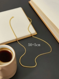 Detailopname van een gouden Venetiaanse ketting van 50+5cm lengte op een bureau