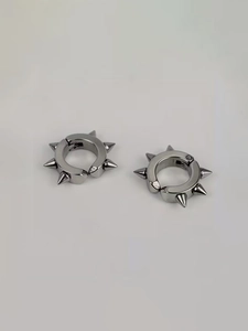 Détails des boucles d'oreilles punk en acier argenté avec rivets pointus et fini poli