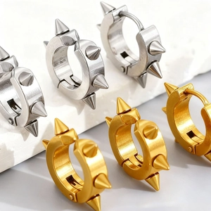 Boucles d'oreilles créoles punk argentées et dorées avec pointes sur socle en pierre