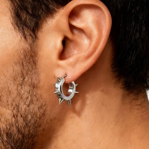 Boucles d'oreilles créoles punk en acier inoxydable avec rivets sur un modèle