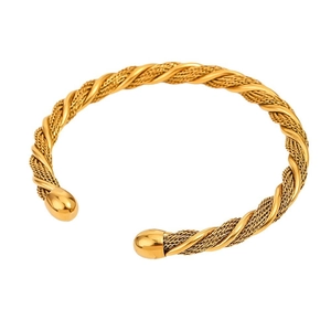 Bracciale rigido a treccia dorata con terminali a sfera lucidi su sfondo bianco