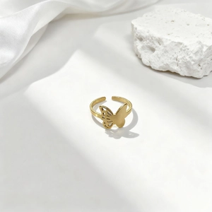 Anillo ajustable de acero inoxidable dorado con mariposa y diseño de ala calada