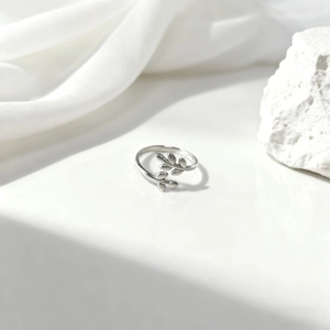 Anillo ajustable de hoja de laurel plateado con diseño pulido para un estilo minimalista
