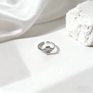 Anillo abierto de trébol plateado sobre seda y piedra para un estilo minimalista