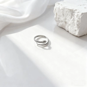 Elegante anillo de serpiente plateado con textura de escamas detallada y diseño ajustable