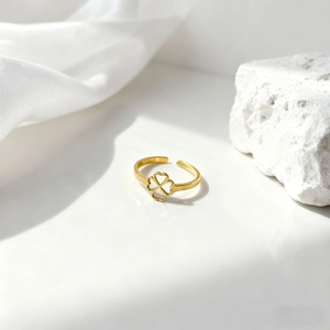 Elegante anillo abierto bañado en oro con diseño de trébol de cuatro hojas para mujer