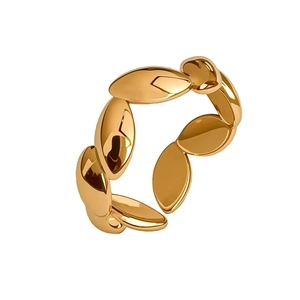Detalle de cerca del anillo dorado con forma de pétalo y acabado pulido de alta calidad