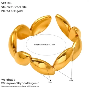 Detalle del anillo de acero inoxidable chapado en oro 18k con diseño de hojas impermeable