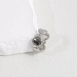 Vista detallada del anillo de burbujas de plata minimalista con detalle negro