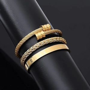 Dettaglio del set di tre bracciali in acciaio inossidabile dorato con numeri romani