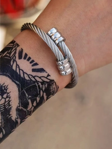 Macro di bracciale a cavo in acciaio inossidabile argento con terminali cilindrici