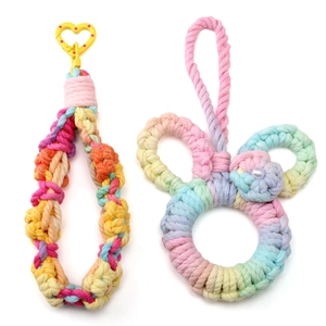 Handgefertigte Anhänger aus Baumwollkordel mit buntem Regenbogengeflecht und Herzclip