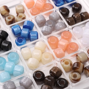 Bunte Harz-Großlochperlen für DIY-Schmuck in einer praktischen Sortierbox aus Kunststoff