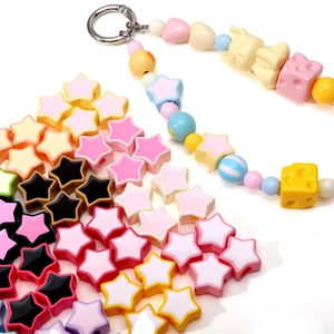 Détail de perles étoiles en acrylique 16mm et porte-clés DIY avec breloques colorées