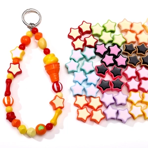 Perles étoiles en acrylique 16mm colorées et breloque faite main aux tons orange et rouge