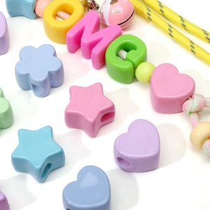 Set di perle in acrilico macaron colorate con forme di fiori a cuore e un campanellino rosa