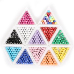 Bunte 8mm Acrylperlen mit Strasssteinen in dreieckigen Schalen für DIY-Schmuckherstellung