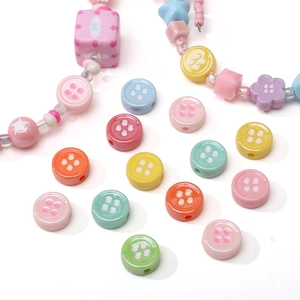 Détail de perles boutons fleurs de 12mm colorées pour la création de bijoux DIY