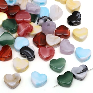 Perline colorate in acrilico a forma di cuore con texture marmorizzata per gioielli