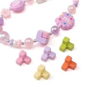 Perles carrées en acrylique 12mm colorées et breloques macaron pour bijoux faits main