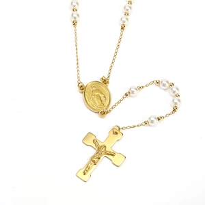 Detail der goldenen religiösen Kette mit Rosenkranzperlen, Heiligenmedaille und Kruzifix