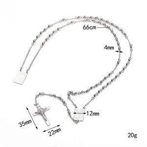 Chapelet en acier inoxydable argenté avec pendentif croix et plaques d'icônes sur fond blanc