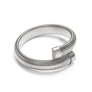 Vista macro del bracciale a spirale argento con finitura industriale lucida e terminali