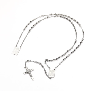 Détail du collier chapelet en acier inoxydable avec perles, médailles et crucifix