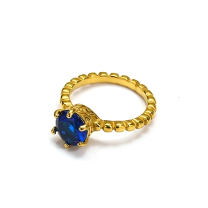 Luxe 18k vergulde ring met een grote blauwe saffier en een kralenband ontwerp
