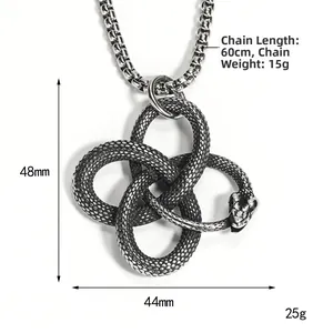 Vue détaillée du pendentif serpent avec dimensions 48mm et texture de l'écaille