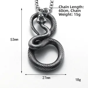 Vue détaillée du pendentif serpent montrant les dimensions 53mm x 27mm et la texture écaillée