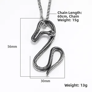 Détail macro du pendentif serpent vintage avec taille 56mm et spécifications de chaîne 60cm