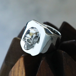 Punk style skull signet ring for men in polished titanium steel with gothic 3D skull design