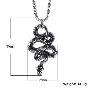 Détail macro du pendentif serpent vintage avec texture d'écailles, taille 49mm x 28mm