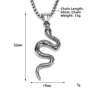 Vue détaillée du collier serpent avec texture d'écailles et dimensions de la chaîne de 60cm