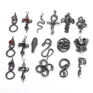 Collection de pendentifs gothiques vintage serpent et crâne en finition argent vieilli