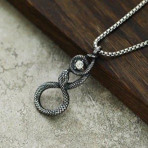 Pendentif serpent vintage en acier titane avec écailles détaillées et cristal sur chaîne