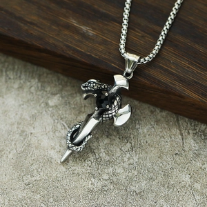 Détail du pendentif épée serpent gothique avec pierre noire et chaîne vintage