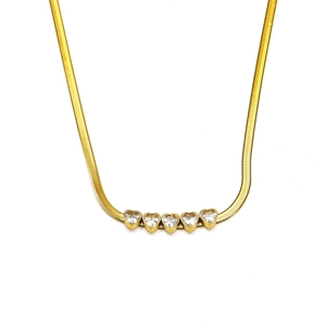 Platte slangenketting met vijf hartvormige hangers en heldere zirkonia in goudkleur