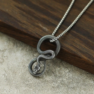 Pendentif serpent en acier inoxydable de style punk vintage avec texture d'écailles