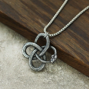 Gros plan détaillé du pendentif serpent gothique argenté avec textures d'écailles