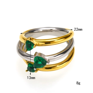 Set di tre anelli con zirconi verdi a forma di cuore con finiture in oro e argento