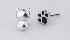 Vista detallada de pendientes de plata con forma de garra de gato y esmalte negro