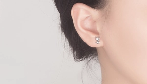 Primer plano de pendientes de gato en plata con acabado mate cepillado para mujeres