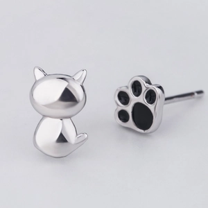 Pendientes asimétricos de gato y garra en plata de ley 925 con detalles de esmalte negro
