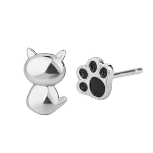 Pendientes asimétricos de gato en plata con esmalte negro sobre fondo blanco puro